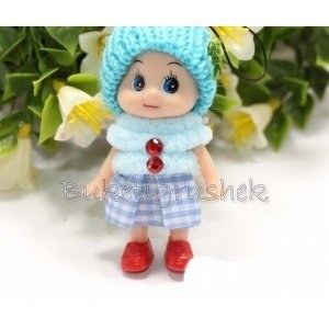 Куколка в шапочке с палантином и стразами в клетчатом платье, 7 см