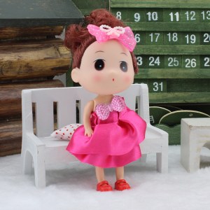 Куколка в атласном платье с бантом и атласным бантиком в волосах